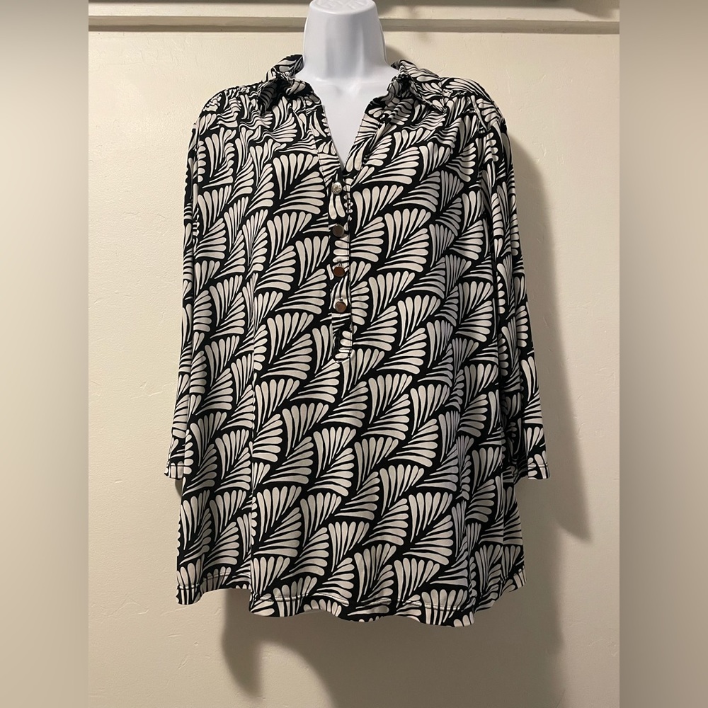 Alfani Woman Black & Ivory Collared V Neck Blouse